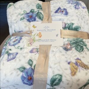 Soft and elegant  Lenox Butterfly Meadow Throw 60 xx 70 New in Package